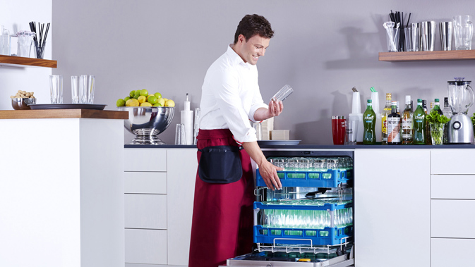 První profesionální myčka nádobí se systémem mytí čerstvou vodou pro sklenice a příbory